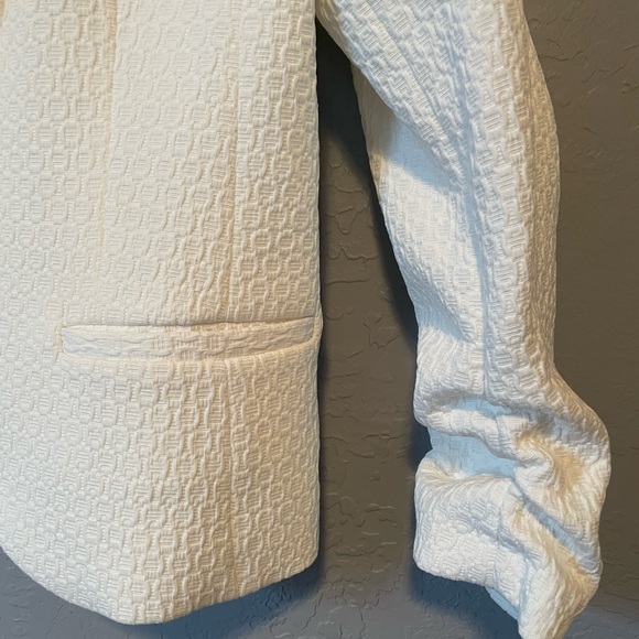 Amanda and Chelsea white cropped blazer - Picture 3 of 5